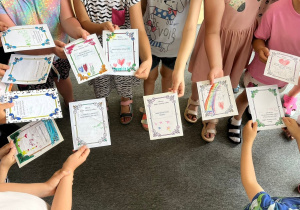 Dzieci prezentują wykonane samodzielnie karty afirmacyjne