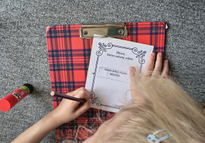 Dziewczynka podczas projektowania własnej karty afirmacyjnej