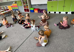 Dzieci podczas zabawy ruchowej do piosenki "Kolorowe listki"
