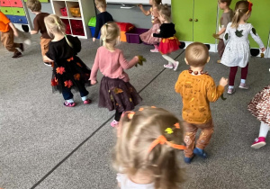 Dzieci podczas Balu Jesieni tańczą z listkami do utworu "Cztery pory roku. Jesień" Vivaldiego