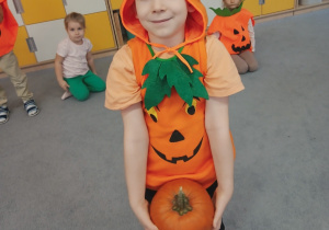 Kacper trzyma Dynię