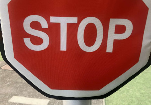 Znak stop - zabawkowy ruch drogowy