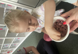 dzieci częstują się kostką czekolady