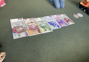 plansze banknotów i monet w różnych nominałach