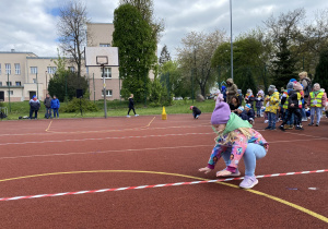 dzieci podczas wykonywania konkurencji