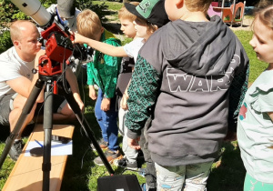 Dzieci podczas obserwacji słonecznych