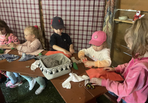 dzieci wykonują słowiańskie lalki - Matanki