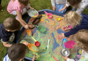 Dzieci bawią się kolorowym ryżem