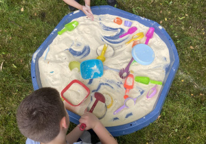 Dzieci bawią się piaskiem kinetycznym