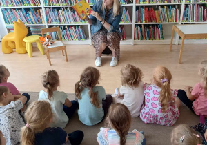 Pani bibliotekarka czyta dzieciom książkę o Lisku Fenku i o przyjaźni