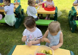 Dzieci jedzą owocowe przekąski