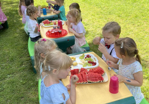 Dzieci jedzą owocowe przekąski