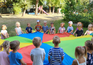 Dzieci podczas omawiania zasad zabawy przy muzyce.