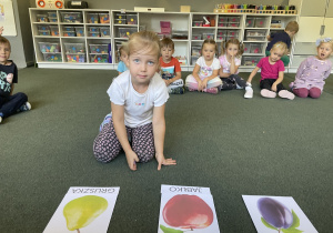 "Poznajemy jesienne owoce" zajęcia na dywanie