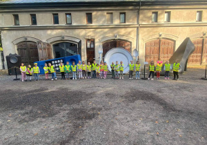 Dzieci na zdjęciu grupowym w ogrodzie "Muzeum Kinematografii"