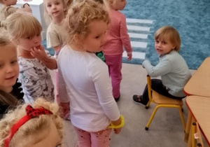 Dzieci podczas zajęć z bezpiecznego poruszania się po drodze