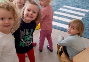 Dzieci podczas zajęć z bezpiecznego poruszania się po drodze