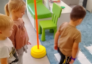 Dzieci podczas zajęć z bezpiecznego poruszania się po drodze