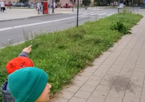 Dzieci w drodze na skrzyżowanie