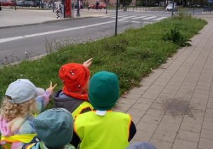 Dzieci w drodze na skrzyżowanie