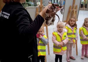 WYCIECZKA DO ORIENTARIUM. Dzieci obserwują jaszczurkę.