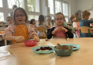 dzieci mieszają czekoladę w kolorowych miseczkach