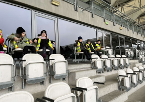 Dzieci siedzące w jednym z sektorów na stadionie