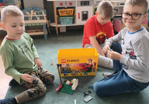 Chłopcy budują z klocków LEGO