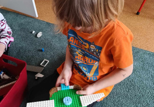 Chłopiec z samolotem zbudowanym z klocków LEGO