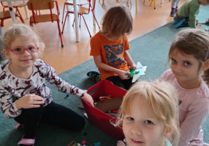 Dzieci podczas budowania z klocków LEGO