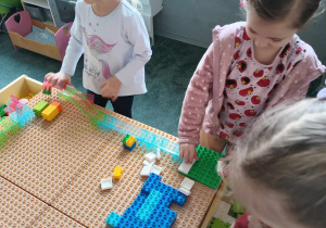 Dziewczynki podczas budowania z klocków LEGO DUPLO