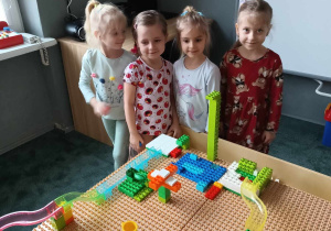 Dziewczynki prezentują zbudowany z klocków LEGO DUPLO plac zabaw