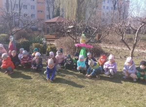 Dzieci witające wiosnę
