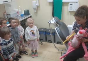 Dzieci z wizytą w gabinecie dentystycznym