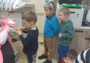 Chłopiec uczący się prawidłowo szczotkować zęby