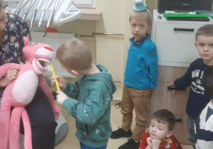 Chłopiec uczący się prawidłowo szczotkować zęby