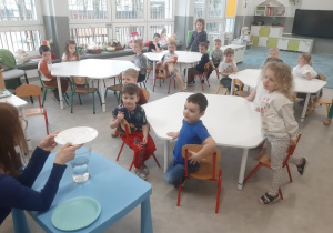 Dzieci oglądające doświadczenie