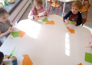Dzieci wykonujące pracę plastyczną z okazji Tygodnia Irlandzkiego