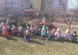 Dzieci witające wiosnę