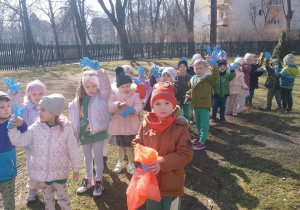Dzieci przygotowujące się do akcji sprzątania