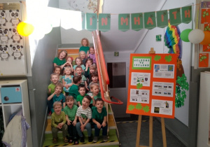 Dzieci w szatni przedszkolnej przystrojonej na Tydzień Irlandzki