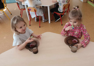 Dzieci zajadają się czekoladowymi babeczkami