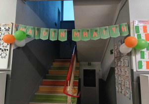 Napis w języki irlandzkim "Maidin mhaith" oznaczający polskie "Dzień dobry"