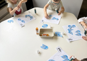 dzieci doskonalą umiejętność przeliczania na papierowych kroplach