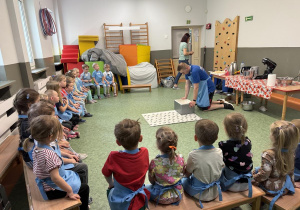 dzieci podczas warsztatów z kuchni molekularnej