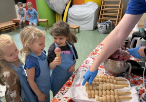 dzieci podczas warsztatów z kuchni molekularnej