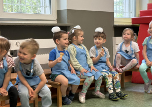 dzieci podczas warsztatów z kuchni molekularnej