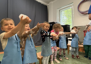 dzieci podczas warsztatów z kuchni molekularnej