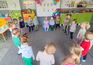 Dzieci podczas śpiewania piosenki urodzinowej.
