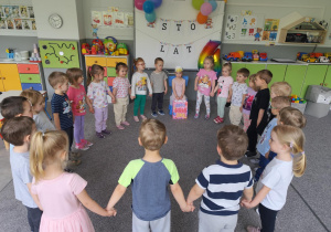 Dzieci podczas śpiewania piosenki urodzinowej.